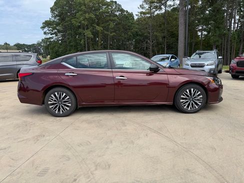 Used 2024 Nissan Altima 2.5 SV FWD image 5