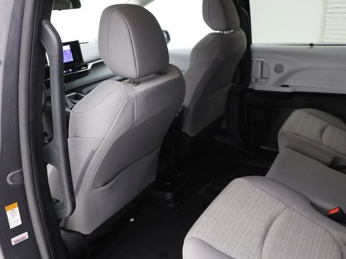 Used 2025 Toyota Sienna LE image 11