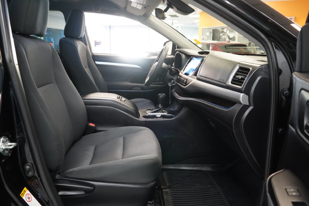 Used 2019 Toyota Highlander LE w/ Protection Package #3 AWD/4WD image 36