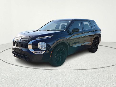 Used 2023 Mitsubishi Outlander SE Black Edition image 2