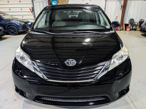 Used 2015 Toyota Sienna LE FWD image 11