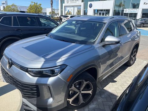 Used 2025 Volkswagen Tiguan SE image 2