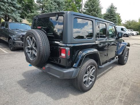 Used 2024 Jeep Wrangler Unlimited w/ Convenience Group AWD/4WD image 2