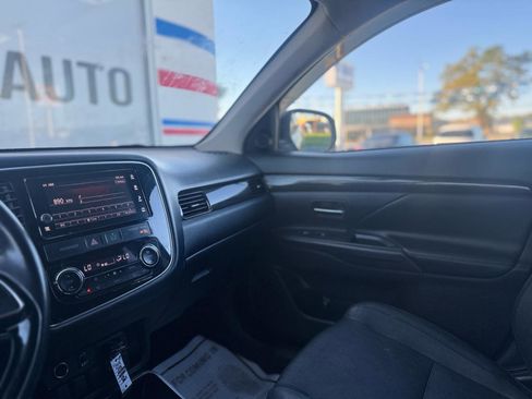 Used 2018 Mitsubishi Outlander SE image 36