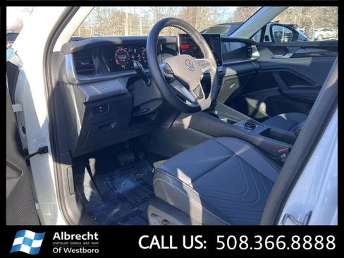 Used 2025 Volkswagen Tiguan SE image 9