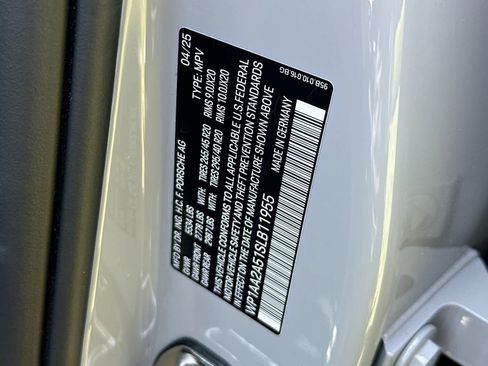 Certified 2025 Porsche Macan AWD/4WD image 33