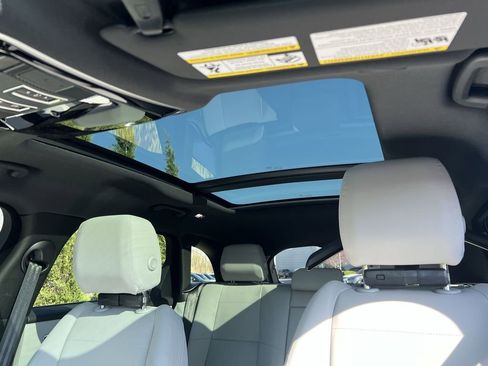 New 2026 Land Rover Range Rover Velar Dynamic SE AWD/4WD image 19