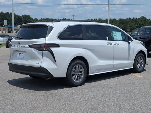 New 2026 Toyota Sienna XLE FWD image 5