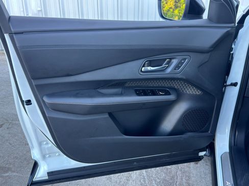 Used 2025 Nissan Ariya FWD image 42