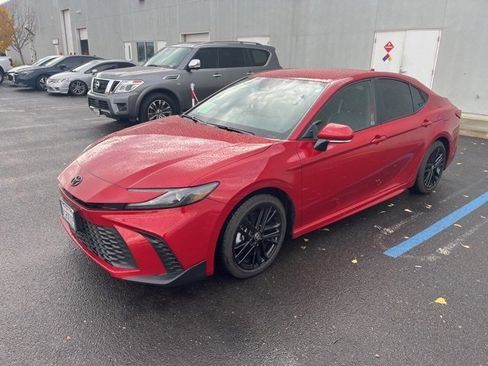 Used 2025 Toyota Camry SE image 1
