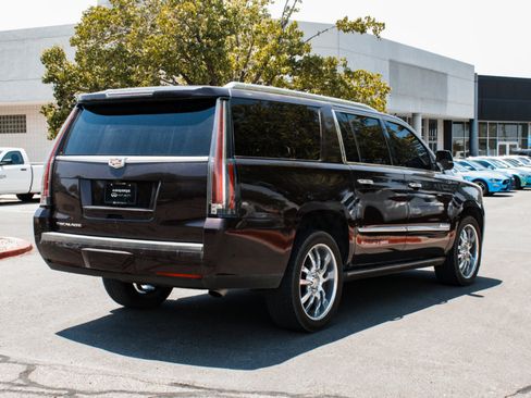 Used 2017 Cadillac Escalade ESV Premium Luxury AWD/4WD image 4