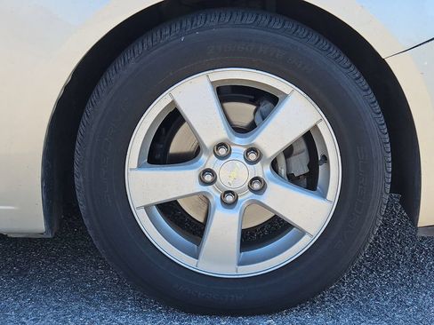 Used 2016 Chevrolet Cruze LT w/ Sun And Sound Package FWD image 4