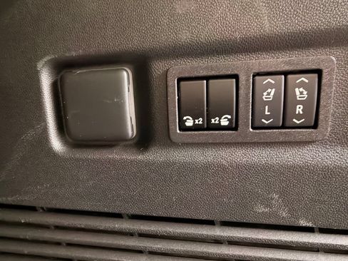 Used 2024 GMC Yukon XL AT4 w/ AT4 Premium Plus Package AWD/4WD image 17