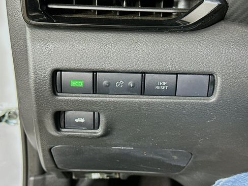 Used 2024 Nissan Sentra SV FWD image 17