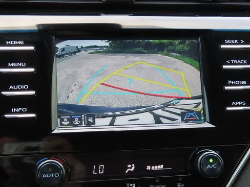Used 2018 Toyota Camry SE w/ Moonroof Package FWD image 6