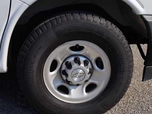 Used 2018 Chevrolet Express 2500 image 10