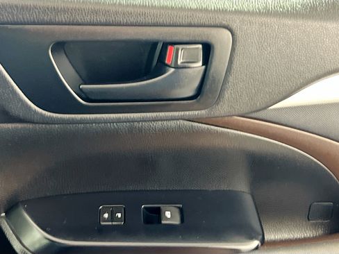 Used 2019 Toyota Highlander LE image 31