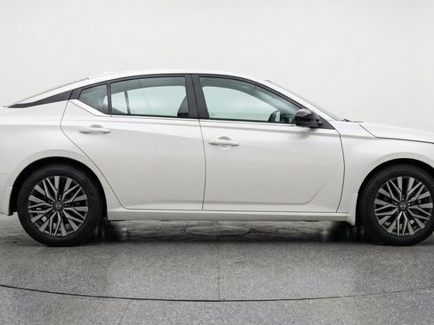 Used 2025 Nissan Altima 2.5 SV FWD image 11
