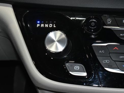 Used 2022 Chrysler Pacifica Touring-L image 19