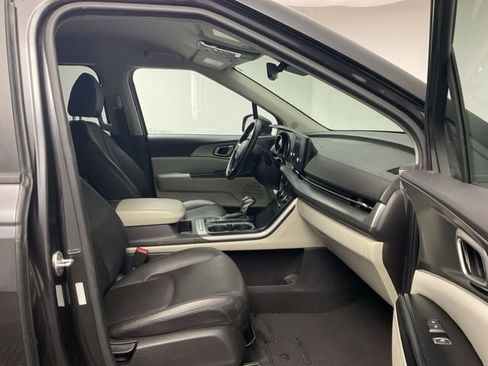Used 2023 Kia Carnival LX image 25