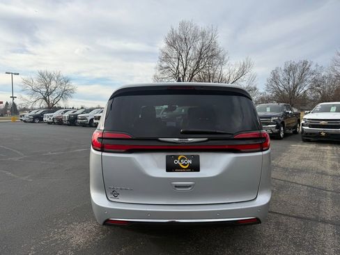Used 2024 Chrysler Pacifica Touring-L image 4