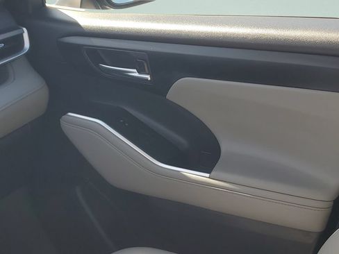 Certified 2020 Toyota Highlander XLE FWD image 13