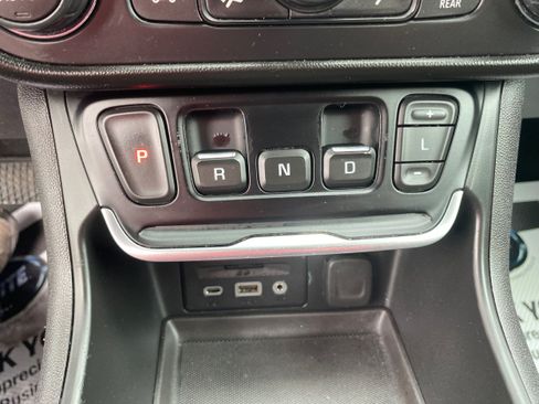 Used 2018 GMC Terrain SLE w/ Driver Convenience Package FWD image 13