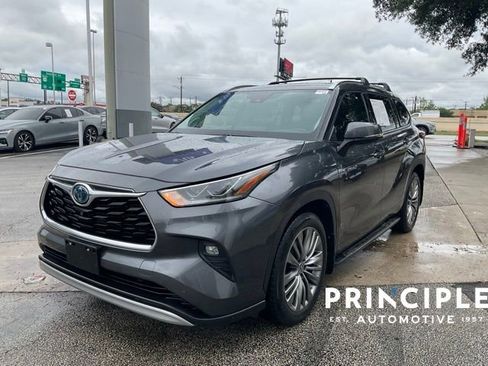 Used 2020 Toyota Highlander Platinum FWD image 4