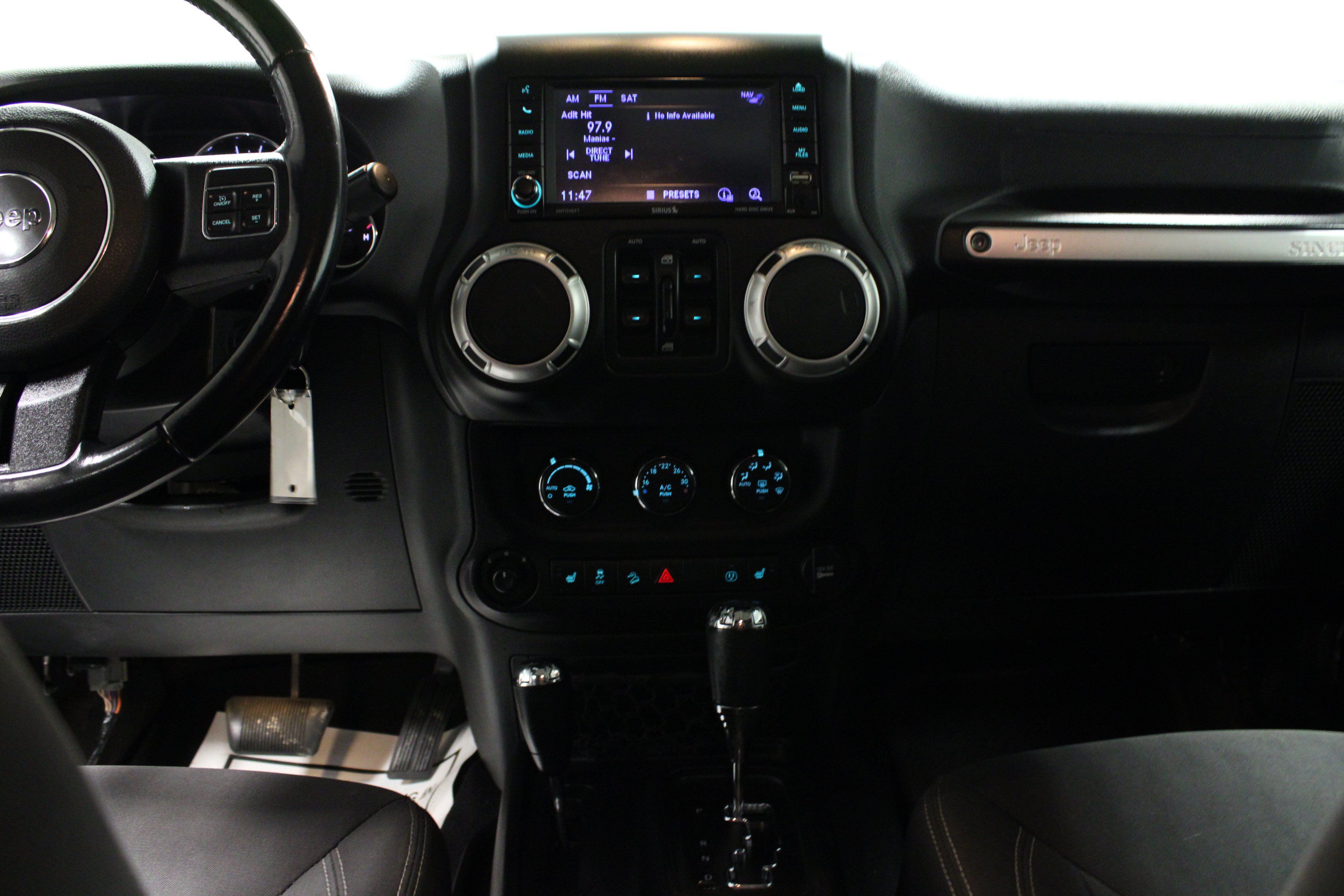 Used 2018 Jeep Wrangler Unlimited Sahara w/ Connectivity Group AWD/4WD image 18