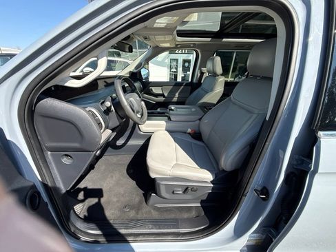 Used 2025 Ford Expedition Active AWD/4WD image 11