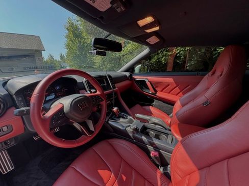 Used 2017 Nissan GT-R Premium w/ Premium Interior Package image 21