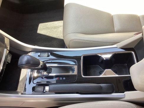 Used 2017 Honda Accord Touring image 12