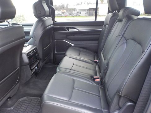 Used 2025 Jeep Wagoneer Series II image 12