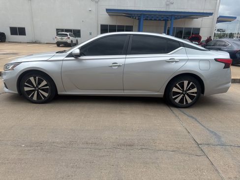 Used 2022 Nissan Altima 2.5 SV image 2