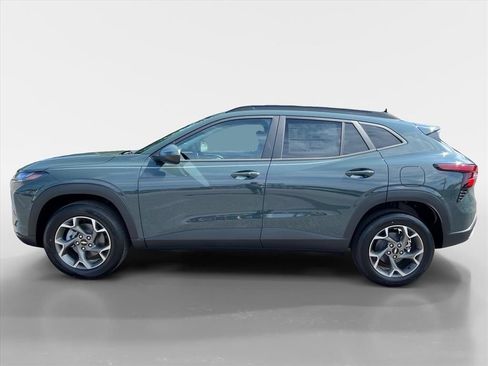 New 2026 Chevrolet Trax LT w/ LT Convenience Package FWD image 2