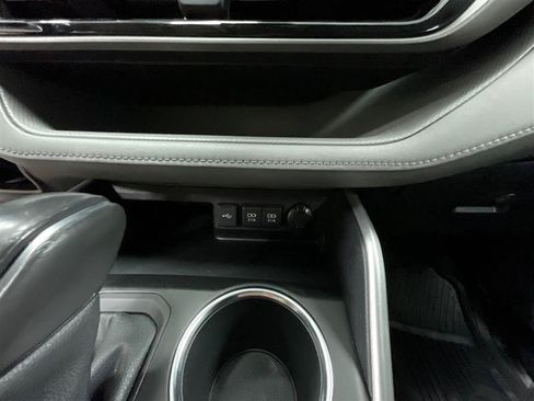 Used 2021 Toyota Highlander LE FWD image 16