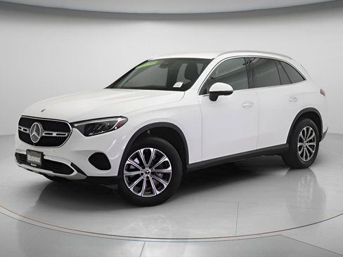 Used 2025 Mercedes-Benz GLC 300 4MATIC image 3