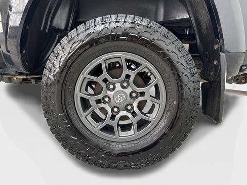 Used 2018 Toyota Tacoma SR5 AWD/4WD image 49