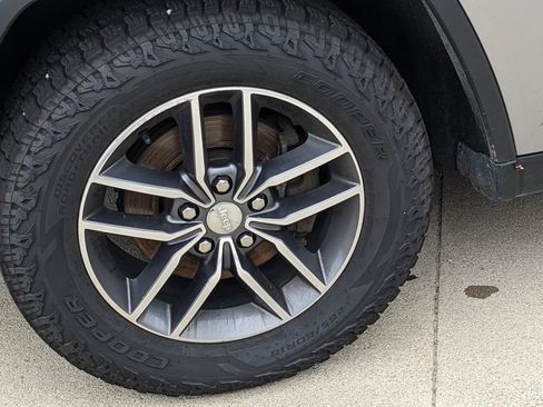 Used 2017 Jeep Grand Cherokee Limited AWD/4WD image 10