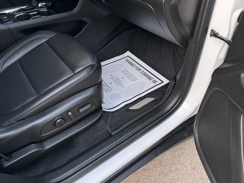 Used 2022 Chevrolet Traverse LT image 32