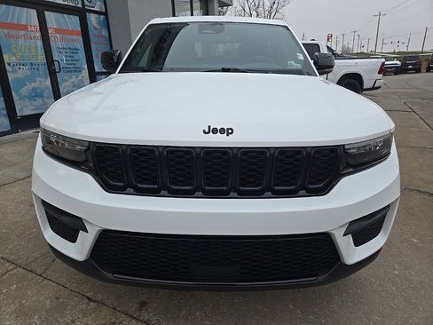 Used 2024 Jeep Grand Cherokee Altitude image 15