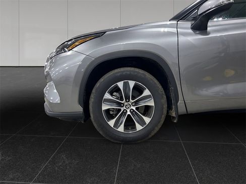 Used 2025 Toyota Highlander XLE image 9