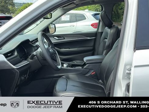 Used 2023 Jeep Grand Cherokee L Limited AWD/4WD image 9