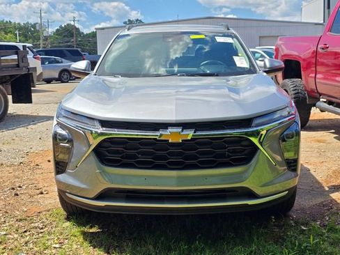 Used 2025 Chevrolet Trax LT FWD image 2