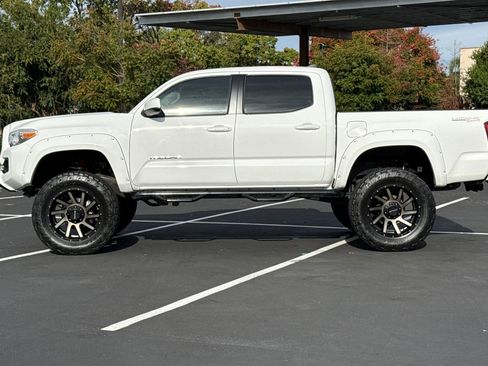 Used 2018 Toyota Tacoma SR image 8