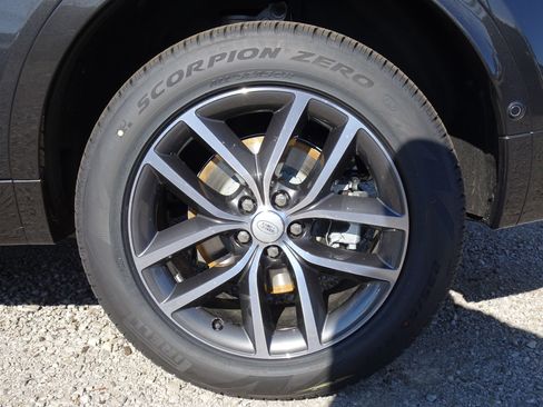 New 2025 Land Rover Discovery Sport S image 4