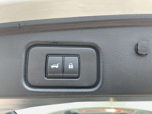 Used 2025 Nissan Pathfinder SL FWD image 11