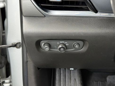 Used 2020 Chevrolet Traverse LT image 18