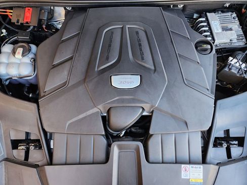 Used 2023 Porsche Cayenne Platinum Edition image 28