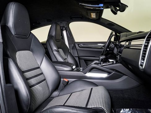 Used 2022 Porsche Cayenne Turbo image 15